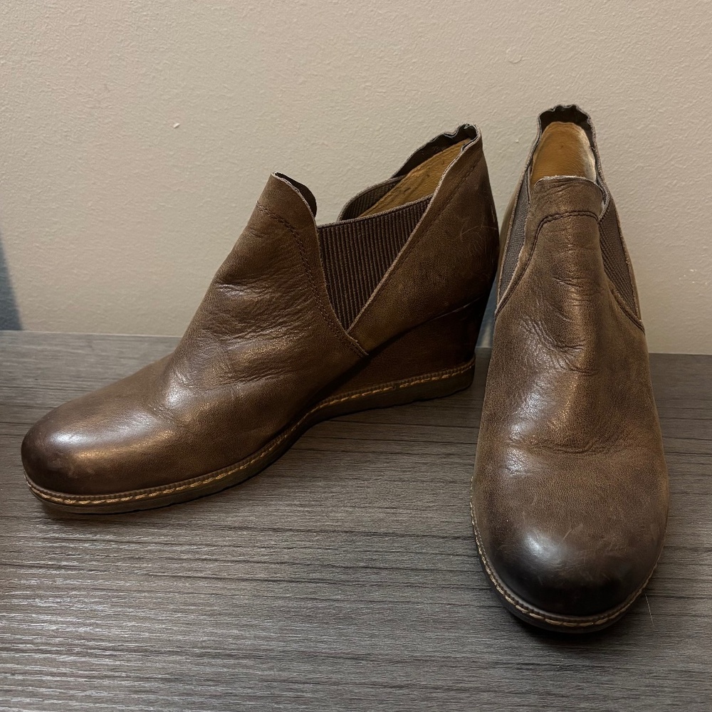 Earth Leather Wedge Booties in Catrmount Brown Size 10B